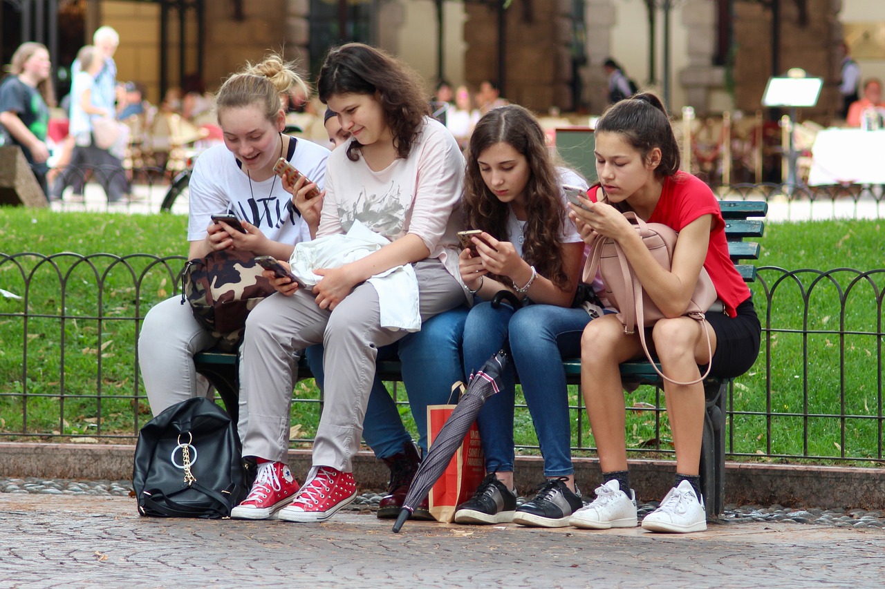 Απαγορεύονται τα κινητά τηλέφωνα στα σχολεία με Εγκύκλιο του Υπ. Παιδείας