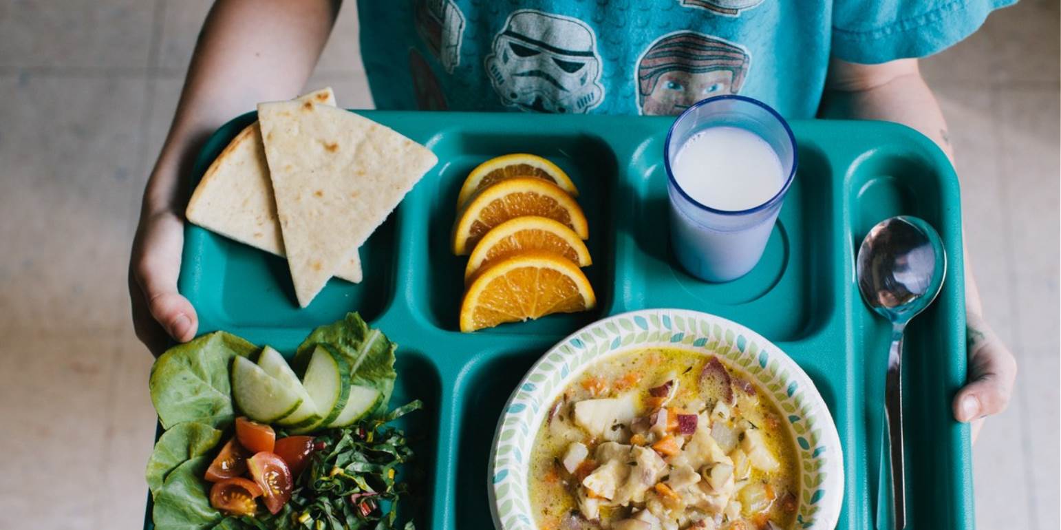 Σχολικά γεύματα: ξεκινά από σήμερα η διανομή ζεστού φαγητού στα σχολεία
