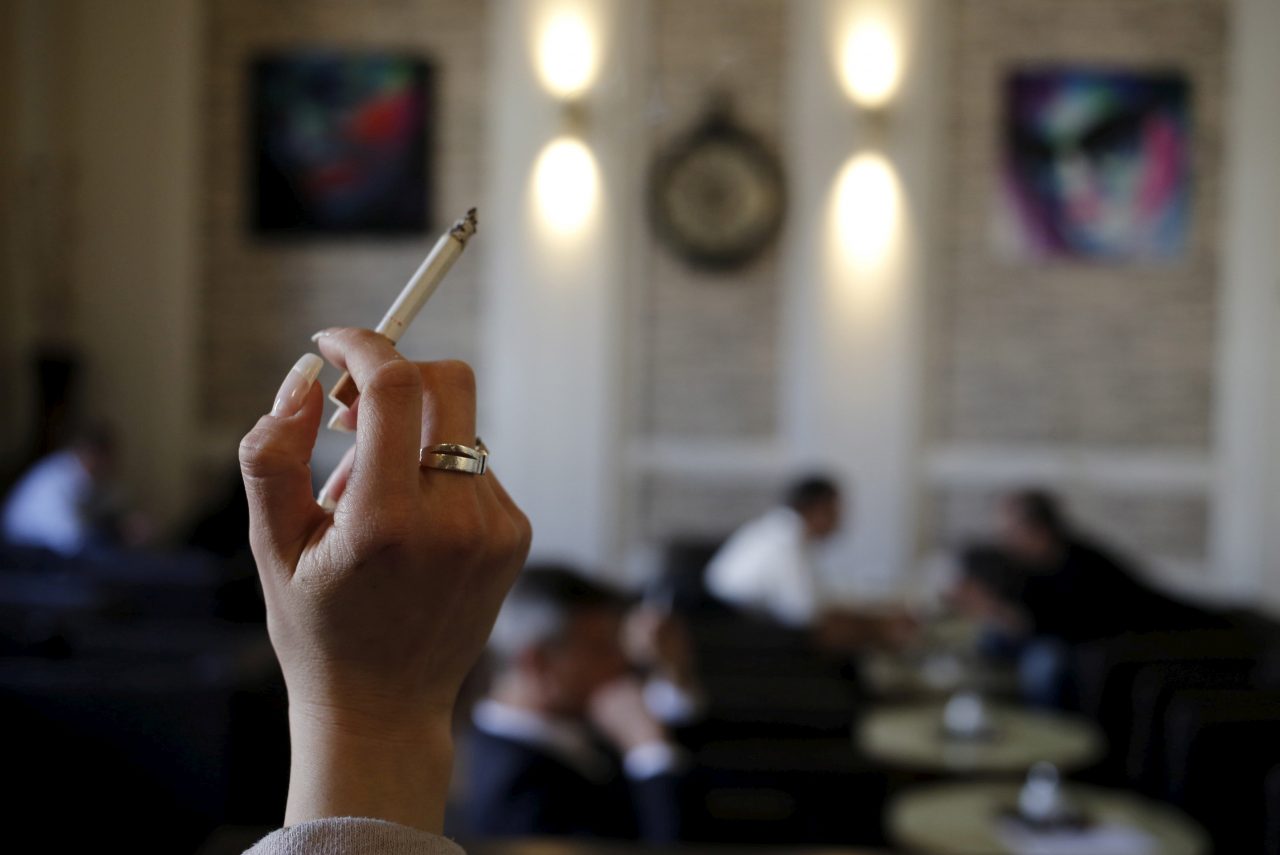 Τέλος το κάπνισμα σε καζίνο και χώρους διασκέδασης – Μπάχαλο με τα μικρά καταστήματα Εστίασης