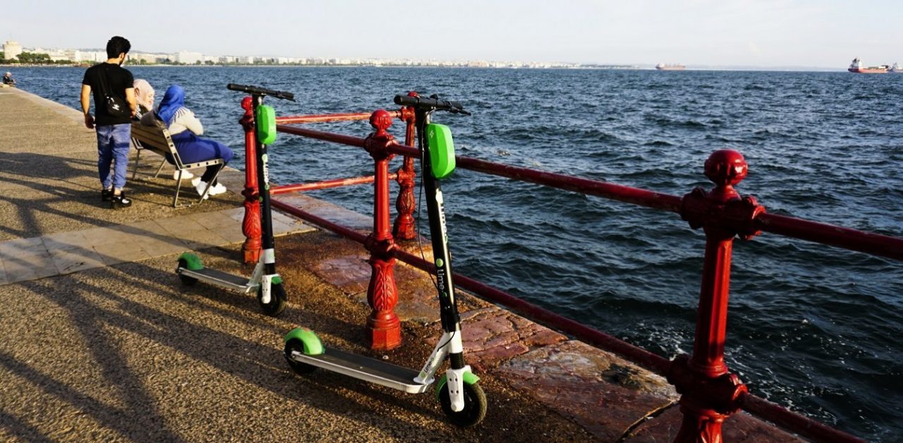 ΝΤΡΟΠΗ: Περισσότερα από 40 ηλεκτρικά πατίνια στα νερά του Θερμαϊκού στη Θεσσαλονίκη