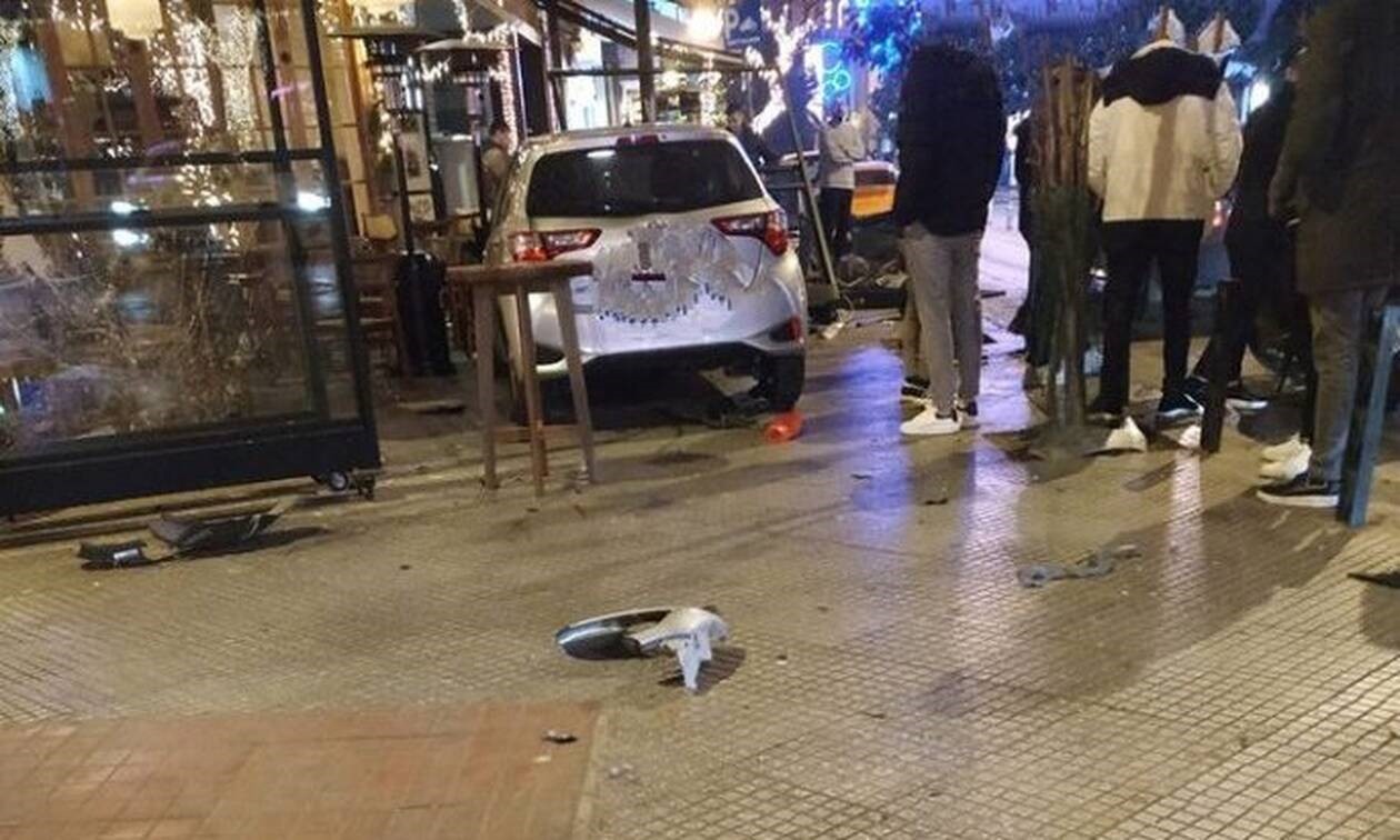 Αμάξι πέφτει πάνω σε εξωτερικά τραπέζια μαγαζιού στη Θεσσαλονίκη - Τι θα μπορούσε να είχε συμβεί αν...
