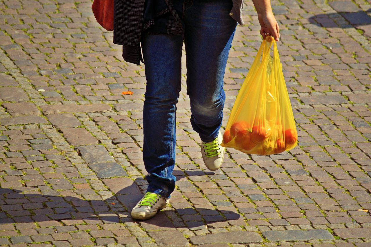 ΙΕΛΚΑ: Εντυπωσιακή μείωση χρήσης πλαστικής σακούλας σε σούπερ μάρκετ