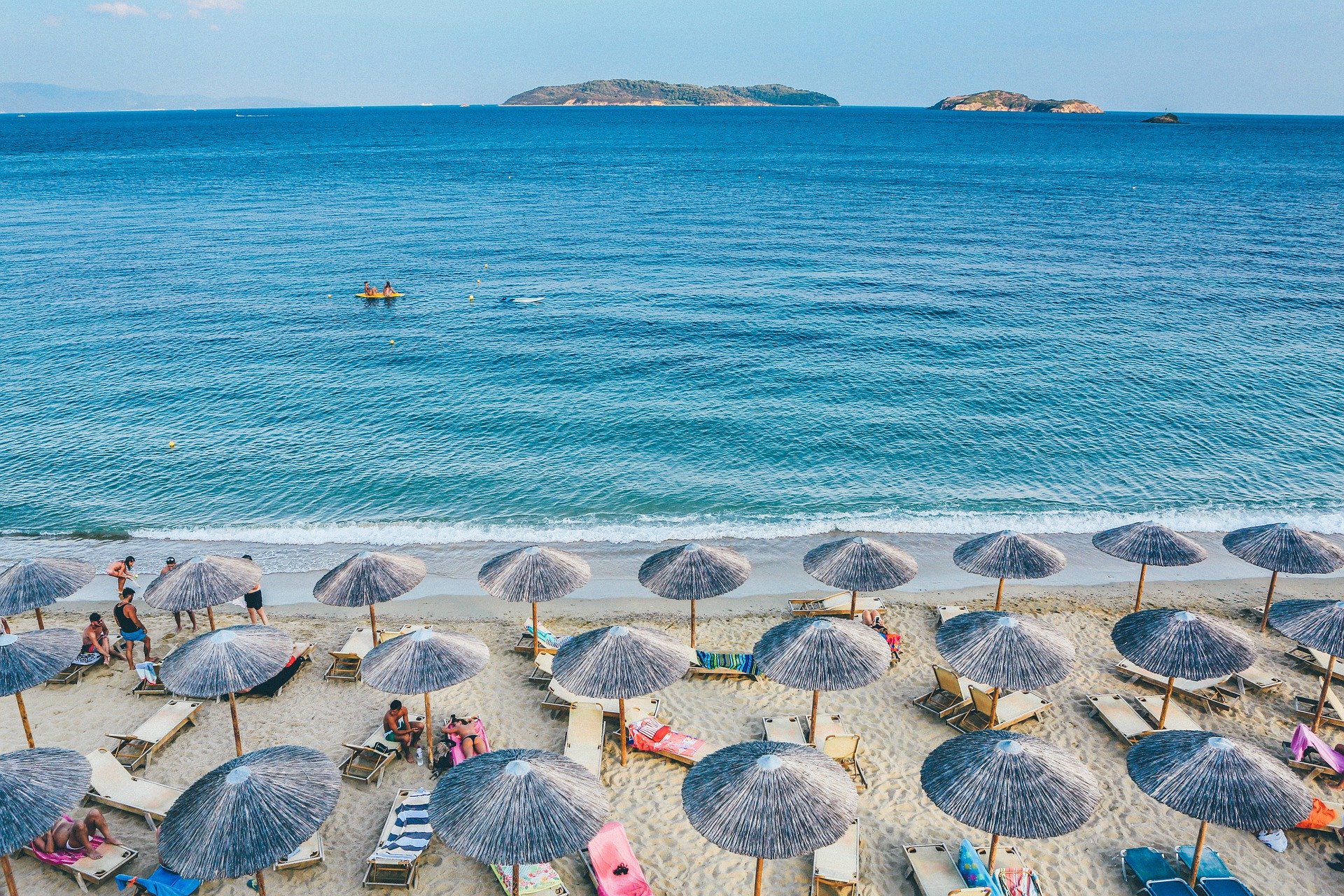 Αιγιαλός: Περισσότερος χώρος στις παραλίες για ομπρέλες και ξαπλώστρες