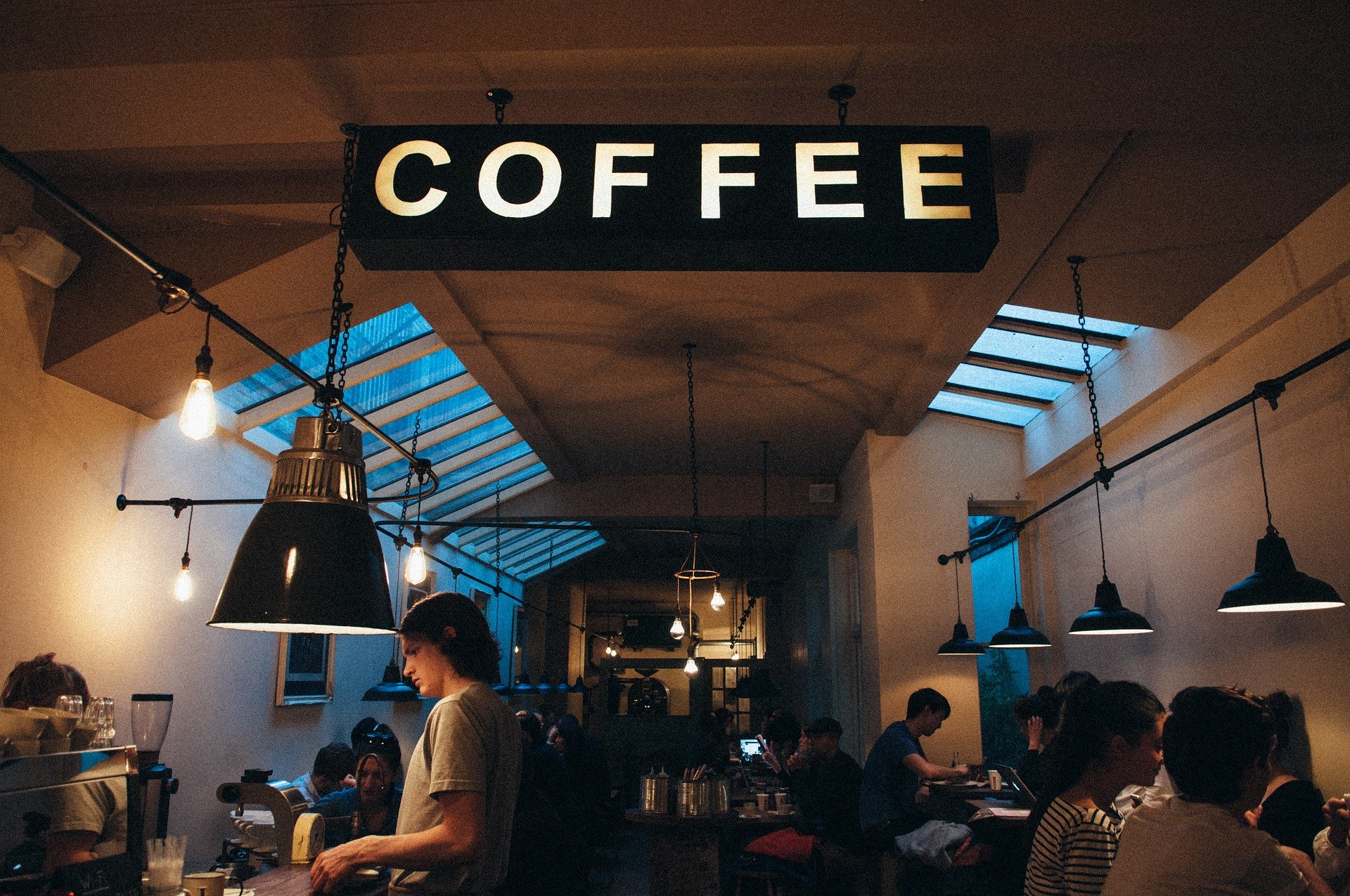 Πώς θα λειτουργούν από σήμερα επιχειρήσεις, εστιατόρια και καφέ/μπαρ - Οι νέοι κανόνες τήρησης αποστάσεων (ΦΕΚ)
