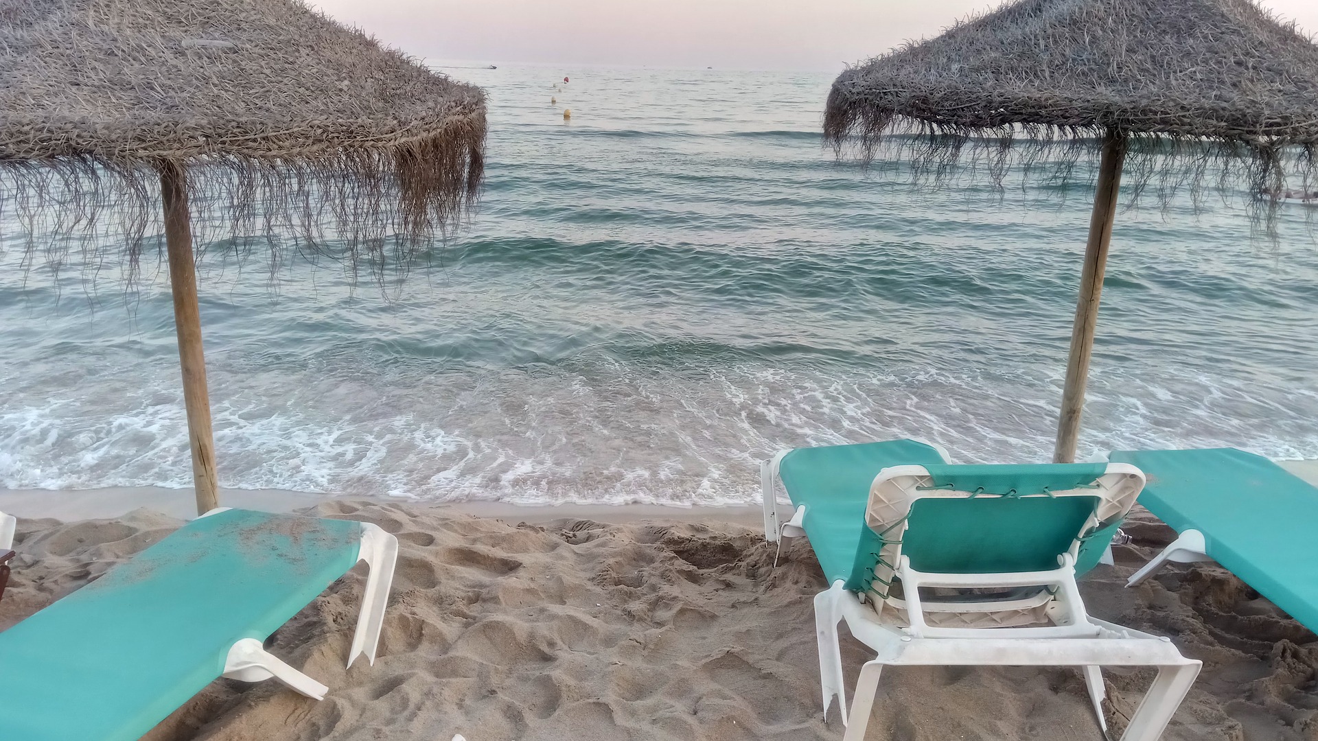 Εστίαση - παραλίες: Τραπεζάκια μέσα, μουσική κι αλκοόλ στην ξαπλώστρα από το Σάββατο