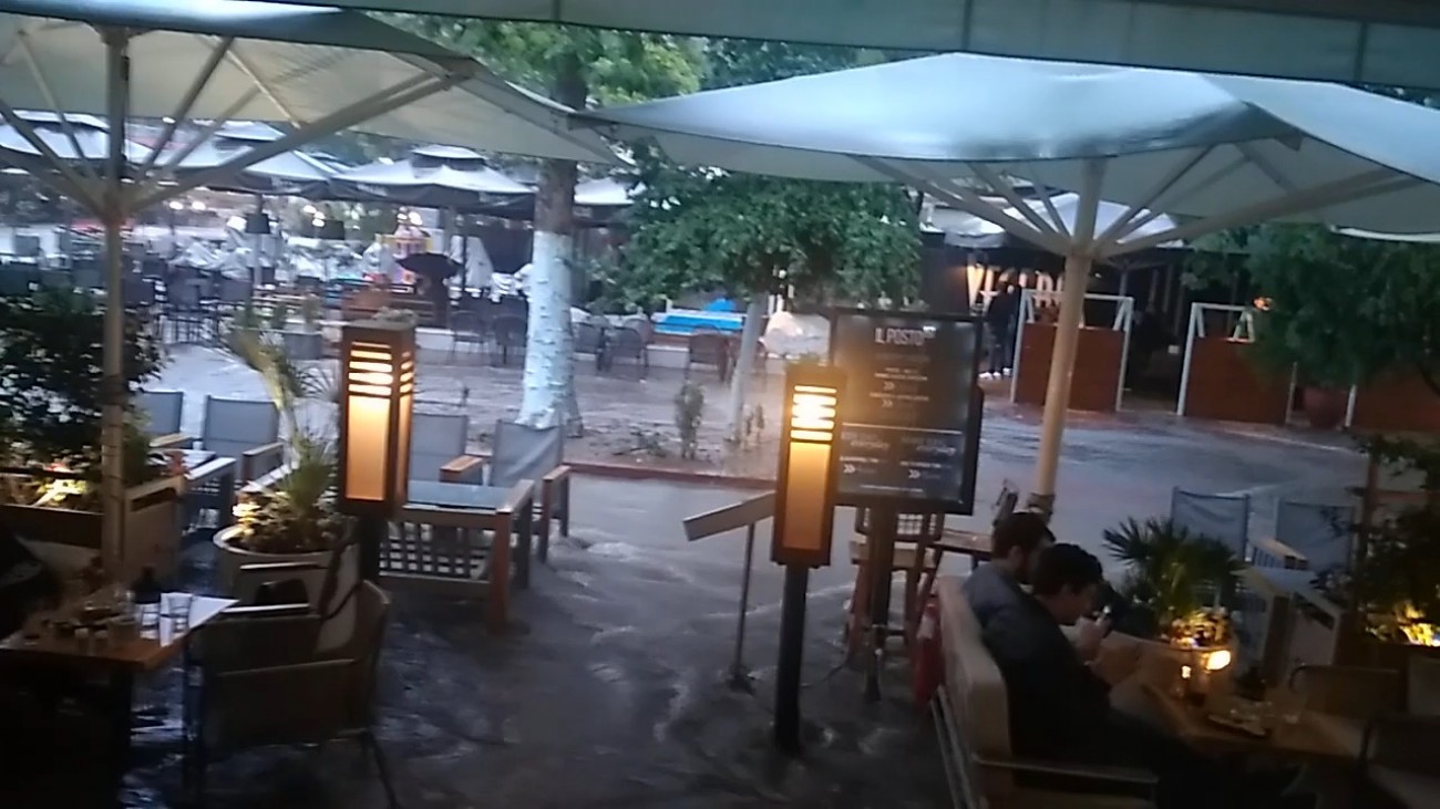 Θεσσαλονίκη: "ποτάμι" το νερό περνάει μέσα από τις καφετέριες