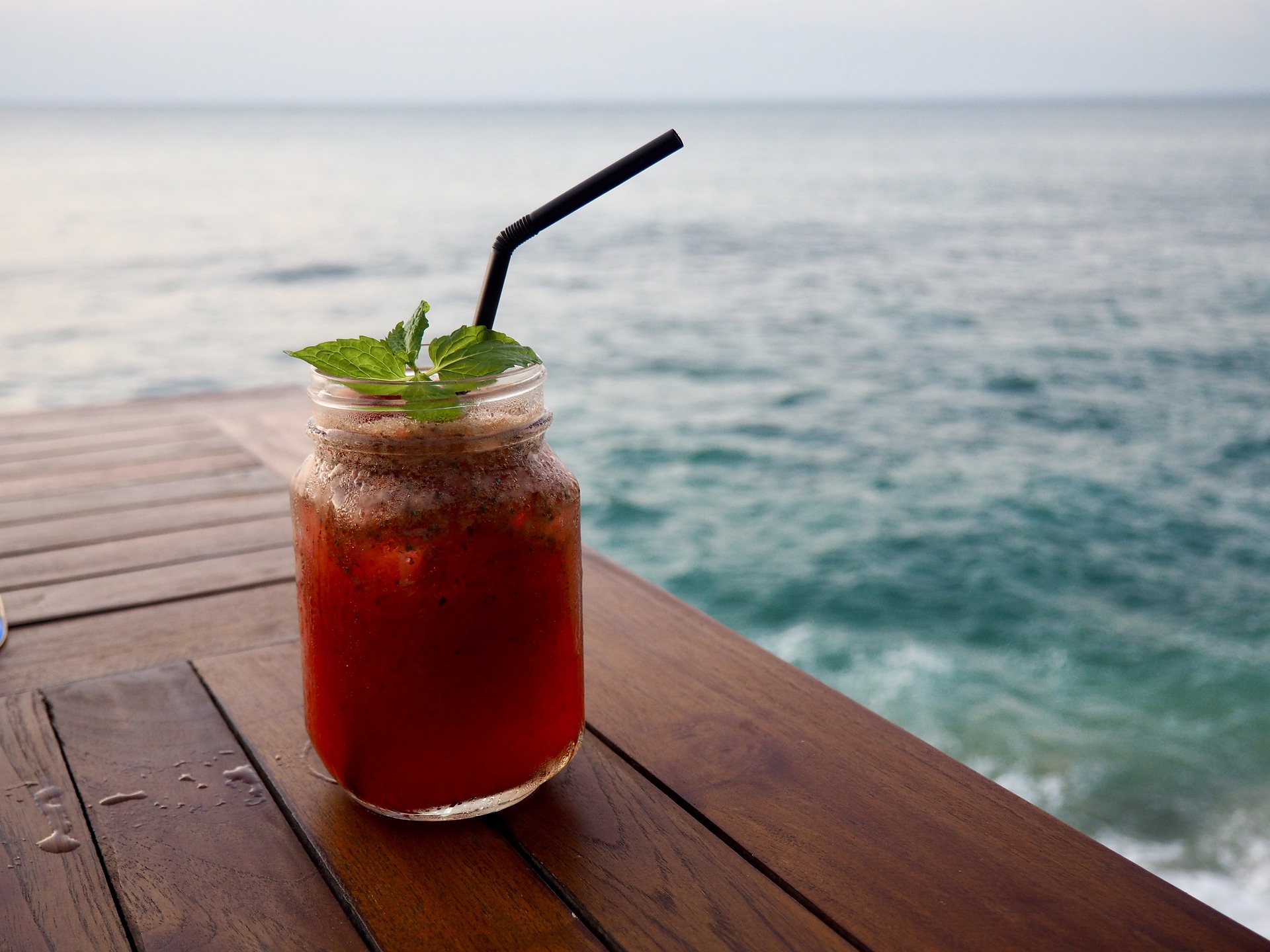 Προς άρση τα μέτρα για νυχτερινά κέντρα και beach bar - Στις παραλίες τα ποτά