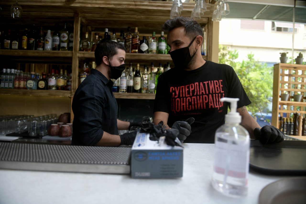 Πρόστιμα 13.500€ για μη χρήση μάσκας από το προσωπικό σε παραλίες, εστιατόρια και καταστήματα